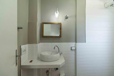 Banheiro de kitnet/studio para alugar com 0 quarto, 30m² em Liberdade, São Paulo