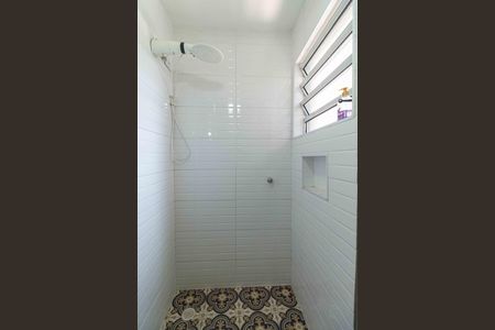 Banheiro de kitnet/studio para alugar com 0 quarto, 30m² em Liberdade, São Paulo