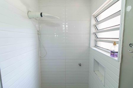 Banheiro de kitnet/studio para alugar com 0 quarto, 30m² em Liberdade, São Paulo