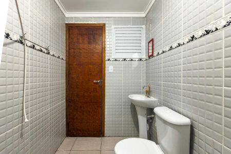 Banheiro  de apartamento para alugar com 1 quarto, 40m² em Vila Tupi, Praia Grande