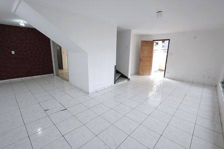 Casa à venda com 161m², 3 quartos e 3 vagas Casa à venda com 161m², 3 quartos e 3 vagasSala