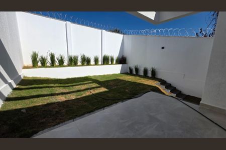 Quintal  de casa à venda com 3 quartos, 115m² em Vila Rica, Lagoa Santa