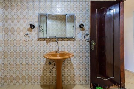 Banheiro social de casa para alugar com 4 quartos, 175m² em Alto da Lapa, São Paulo