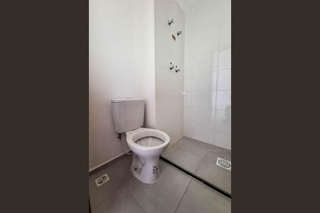 Banheiro de apartamento para alugar com 2 quartos, 40m² em Rio do Ouro, São Gonçalo