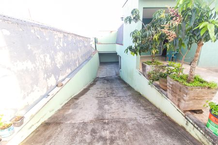 Rampa Garagem de casa à venda com 2 quartos, 194m² em Vila Carmosina, São Paulo