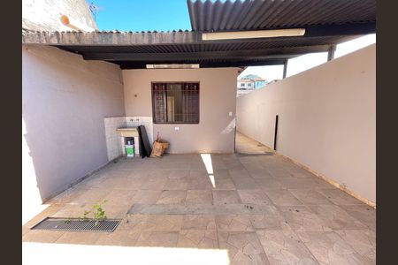 Quintal de casa à venda com 2 quartos, 69m² em Jardim Cláudia, São Paulo