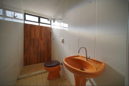 Banheiro  de apartamento para alugar com 1 quarto, 64m² em Passo D’areia, Porto Alegre