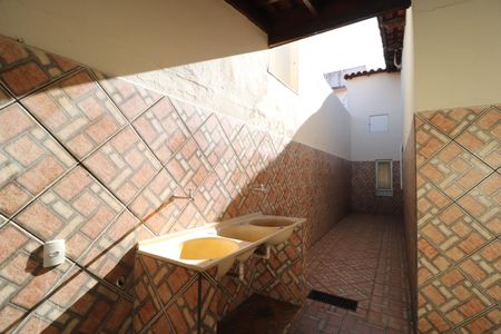 Área de Serviço de casa para alugar com 3 quartos, 180m² em Jardim Patricia, Uberlândia