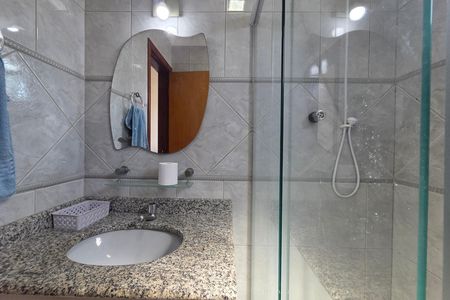 Banheiro da Suíte 1 de apartamento para alugar com 2 quartos, 74m² em Guilhermina, Praia Grande
