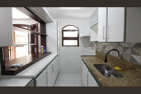 Cozinha de casa de condomínio para alugar com 3 quartos, 70m² em Portinho, Cabo Frio