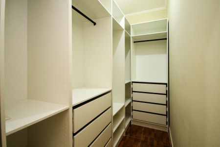 Casa de condomínio para alugar com 319m², 5 quartos e 6 vagas Casa de condomínio para alugar com 319m², 5 quartos e 6 vagasCloset Suíte