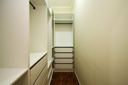 Casa de condomínio para alugar com 319m², 5 quartos e 6 vagas Casa de condomínio para alugar com 319m², 5 quartos e 6 vagasCloset Suíte