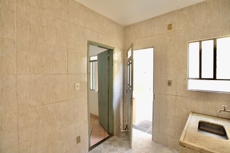 Cozinha e Área de serviço de casa para alugar com 2 quartos, 40m² em Camargos, Belo Horizonte