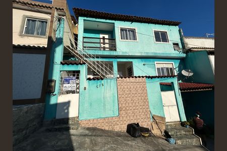 Fachada + placa de casa para alugar com 1 quarto, 45m² em Vila Valqueire, Rio de Janeiro