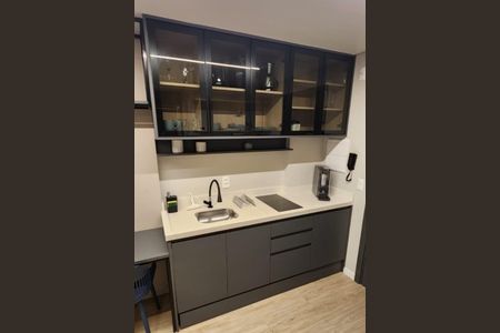 Cozinha de apartamento para alugar com 1 quarto, 26m² em Água Verde, Curitiba