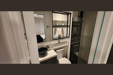 Banheiro de apartamento para alugar com 1 quarto, 26m² em Água Verde, Curitiba