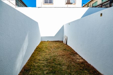 Quintal  de casa à venda com 2 quartos, 87m² em Jardim Leblon, Belo Horizonte