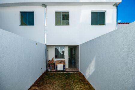 Quintal de casa à venda com 2 quartos, 87m² em Jardim Leblon, Belo Horizonte