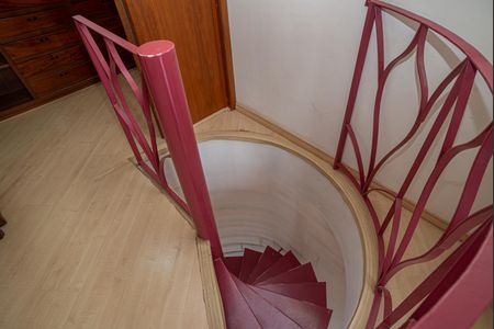 Apartamento à venda com 140m², 2 quartos e 1 vaga Apartamento à venda com 140m², 2 quartos e 1 vagaEscada