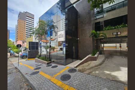 Fachada e portaria de apartamento para alugar com 2 quartos, 66m² em Barra, Salvador