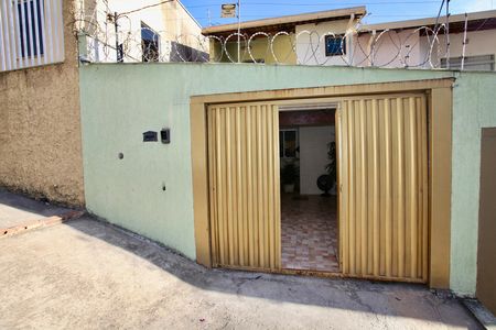 Fachada de casa para alugar com 3 quartos, 240m² em Sapucaias, Contagem