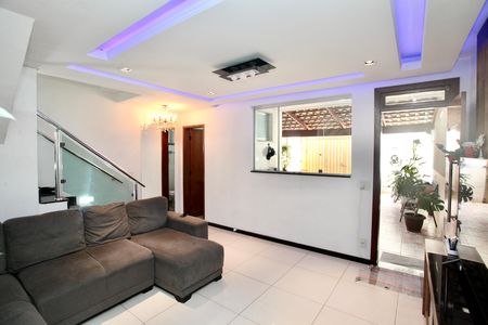 Sala de casa para alugar com 3 quartos, 240m² em Sapucaias, Contagem