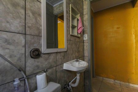 Banheiro de casa para alugar com 2 quartos, 60m² em São Rafael, São Paulo
