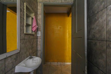 Banheiro de casa para alugar com 2 quartos, 60m² em São Rafael, São Paulo