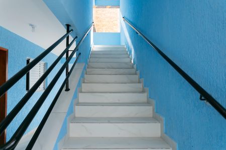 Escada - Entrada  de kitnet/studio para alugar com 1 quarto, 10m² em Vila Jacuí, São Paulo