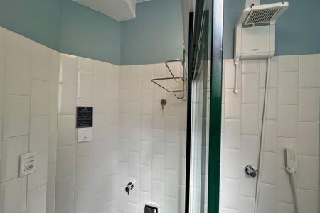 Banheiro de kitnet/studio à venda com 1 quarto, 27m² em Copacabana, Rio de Janeiro