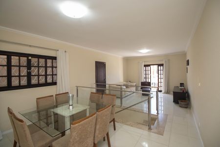 Sala  de casa à venda com 4 quartos, 204m² em Vila Irmaos Arnoni, São Paulo