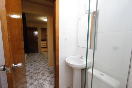 Banheiro de apartamento para alugar com 2 quartos, 40m² em João Pinheiro, Belo Horizonte