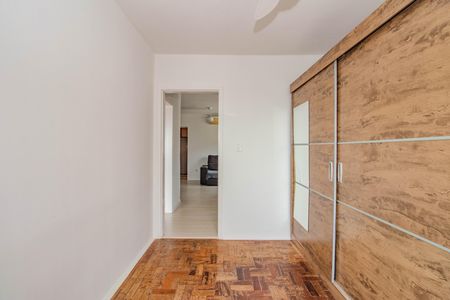Quarto 1 de apartamento para alugar com 2 quartos, 77m² em Vila Ipiranga, Porto Alegre
