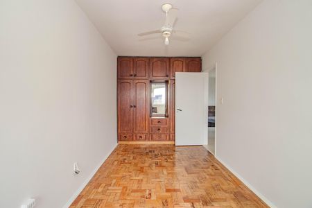 Quarto 2 de apartamento para alugar com 2 quartos, 77m² em Vila Ipiranga, Porto Alegre