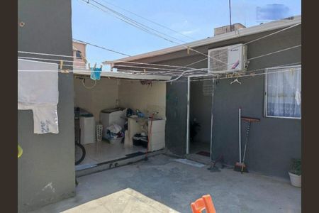 Casa à venda com 70m², 2 quartos e 3 vagas