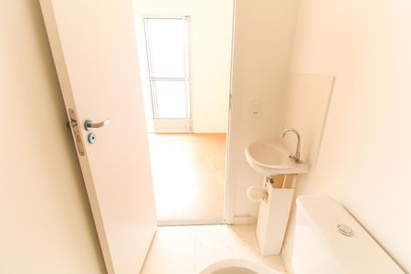 Banheiro de kitnet/studio para alugar com 1 quarto, 21m² em Itaquera, São Paulo