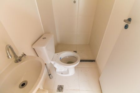 Banheiro de kitnet/studio para alugar com 1 quarto, 21m² em Itaquera, São Paulo