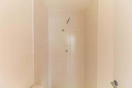 Banheiro de kitnet/studio para alugar com 1 quarto, 21m² em Itaquera, São Paulo