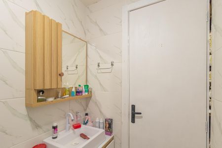 Banheiro de apartamento à venda com 2 quartos, 43m² em Fátima, Canoas