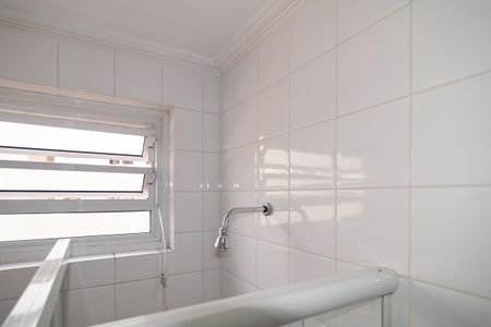 Banheiro social de kitnet/studio para alugar com 1 quarto, 45m² em Bela Vista, São Paulo