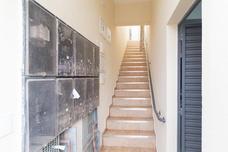 Hall de entrada de apartamento para alugar com 2 quartos, 45m² em Jardim Maria Beatriz, Carapicuíba