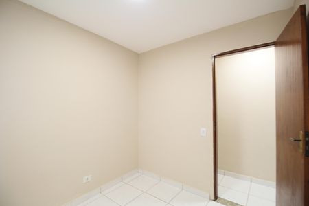 Quarto 1 de casa para alugar com 2 quartos, 46m² em Parque Assuncao, Taboão da Serra