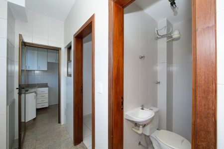 QUARTO E BANHO DE EMPREGADA de apartamento para alugar com 3 quartos, 98m² em Serra, Belo Horizonte