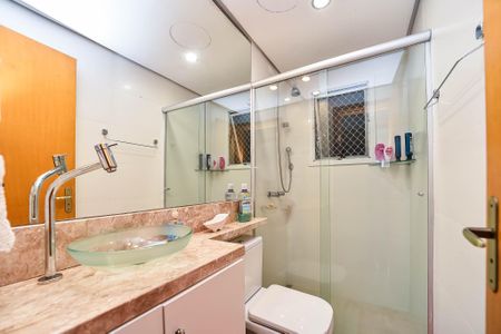 Banheiro Social de apartamento à venda com 3 quartos, 83m² em São Sebastião, Porto Alegre