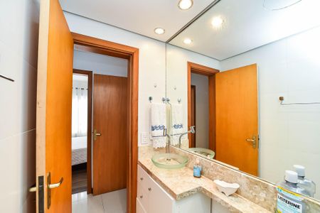 Banheiro Social de apartamento à venda com 3 quartos, 83m² em São Sebastião, Porto Alegre