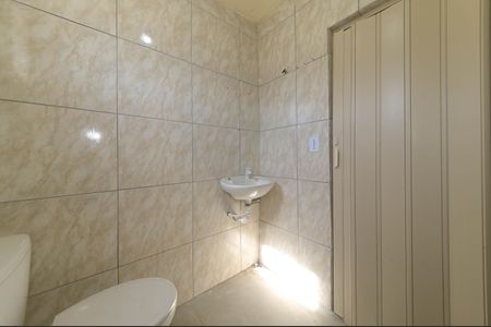 Banheiro social de casa para alugar com 1 quarto, 30m² em Vila Maracana, São Paulo