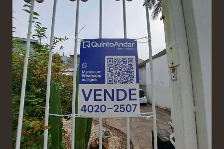Placa na Fachada de casa à venda com 3 quartos, 250m² em Vila Ipiranga, Porto Alegre