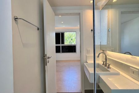 Banheiro da suíte 1 de apartamento para alugar com 3 quartos, 156m² em Gávea, Rio de Janeiro