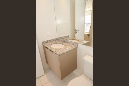 Banheiro Social de apartamento para alugar com 2 quartos, 52m² em Vila Anastácio, São Paulo