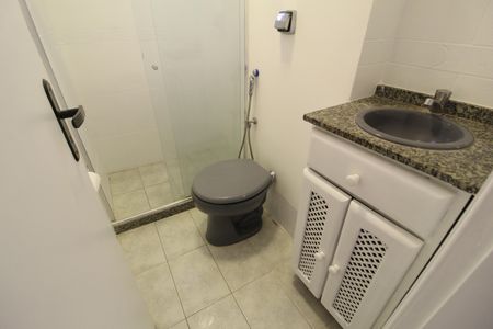 Banheiro de apartamento para alugar com 2 quartos, 48m² em Camorim, Rio de Janeiro